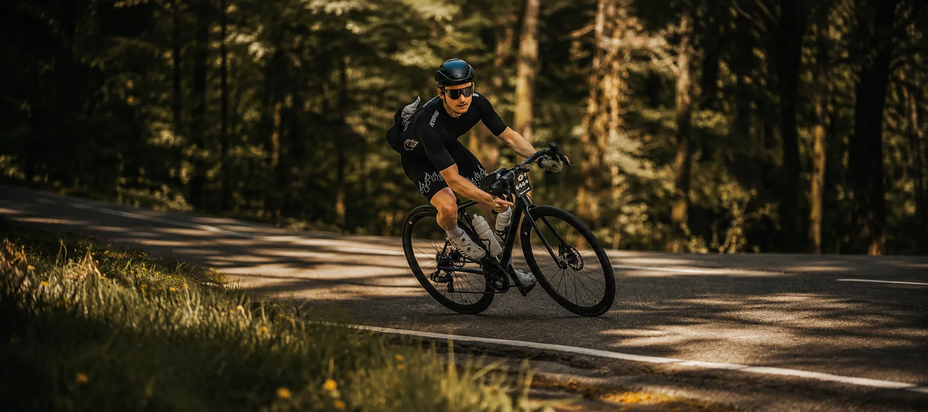Sur la route, à vélo, dans une descente en forêt
